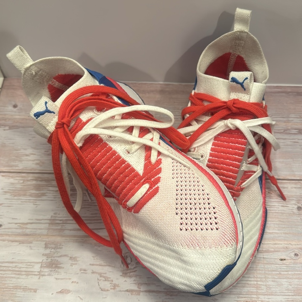 PUMA Women’s EvoKnit Size 8 Lightweight Athletic Shoes
